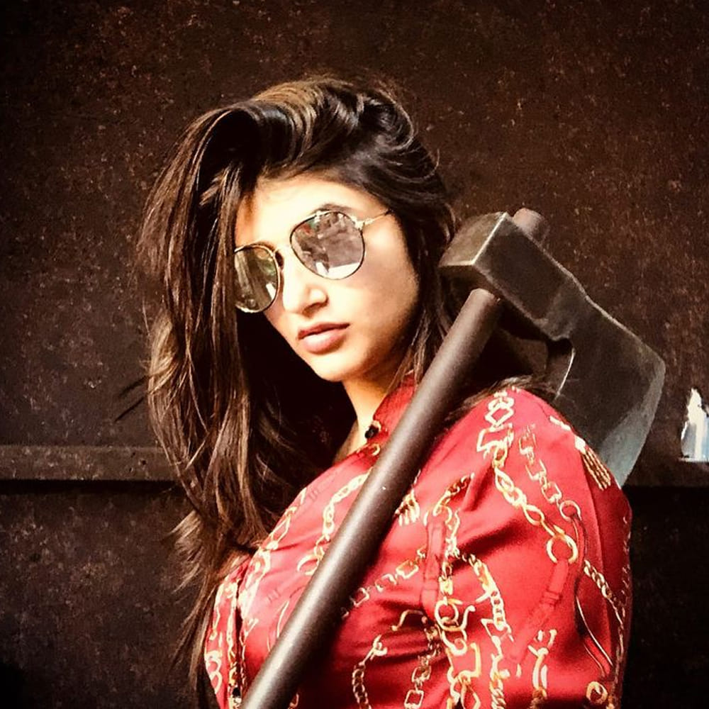 అలాగే ఆమె ప్రస్తుతం నటిస్తోన్న చిత్రాలకు రూ. 5 కోట్ల వరకు రెమ్యూనరేషన్ తీసుకుంటున్నట్టు టాక్. సినిమాలు మాత్రమే కాదు.. అటు షాపింగ్ మాల్స్ ఓపెనింగ్స్కు కూడా విచ్చేస్తూ.. భారీగా పారితోషికాలు తీసుకుంటోంది.