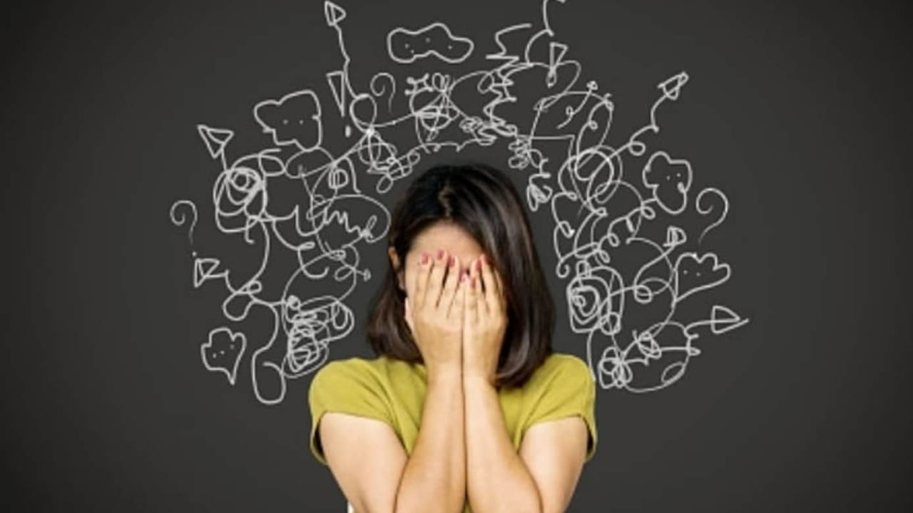 గుండె జబ్బుల ప్రమాదం: ఎక్కువ కాలం ఒత్తిడికి లోనయ్యే వారికి అధిక రక్తపోటు, గుండె జబ్బులు వచ్చే ప్రమాదం ఎక్కువగా ఉంటుంది. ఒత్తిడి రక్తపోటు స్థాయిని పెంచుతుంది.. ఇది గుండె జబ్బులకు ప్రధాన కారణంగా పరిగణిస్తారు. ఒత్తిడిని ఎక్కువ కాలం పరిమితం చేయకపోతే, తీవ్రమైన పరిస్థితుల్లో గుండెపోటు వంటి ప్రాణాంతక వ్యాధులకు కూడా కారణం కావచ్చు.