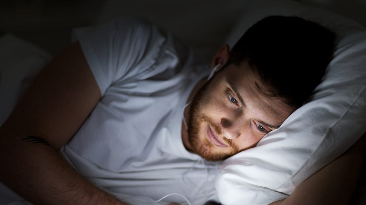 మన లైఫ్ స్టైల్‎ను బట్టే  మన ఆరోగ్యం ఉంటుంది. ఈ మధ్యకాలంలో కొందరు రాత్రివేళ సోషల్ మీడియాతో ఎక్కువగా సమయాన్ని కేటాయిస్తున్నారు. దీనివల్ల త్వరగా నిద్రపోవడం లేదు. ఫలితంగా.. ఉదయం పూట ఆలస్యంగా నిద్ర లేవాల్సిన పరిస్థితి వస్తుంది. అయితే త్వరగా పడుకొని త్వరగా నిద్ర లేస్తే ఆరోగ్యం బాగుంటుందని వైద్యనిపుణులు చెబుతున్నారు. 
