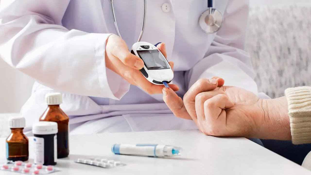 అయితే ఉదయం 8.30 AM గంటల్లోపు బ్రేక్‌ఫాస్ట్ చేసిన వారిలో షుగరు లెవల్స్ కంట్రోల్‎లో ఉంటాయని తేలినట్లు పరిశోధకులు తెలిపారు. ఆ సమయంలో ఇన్సులిన్ నిరోధకత తగ్గిందని గుర్తించారు. అంతేకాదు తినే టిఫిన్‎లో కూడా కొవ్వు, ప్రొటీన్లు, పిండి పదార్థాలు ఎక్కువగా ఉండేటట్లు చూసుకోవడం మంచిదని చెబుతున్నారు వైద్య నిపుణులు. ఇలా ప్రతిరోజూ చేస్తే రక్తంలో బ్లడ్ షుగరు లెవల్ తగ్గుతుందని అంటున్నారు.