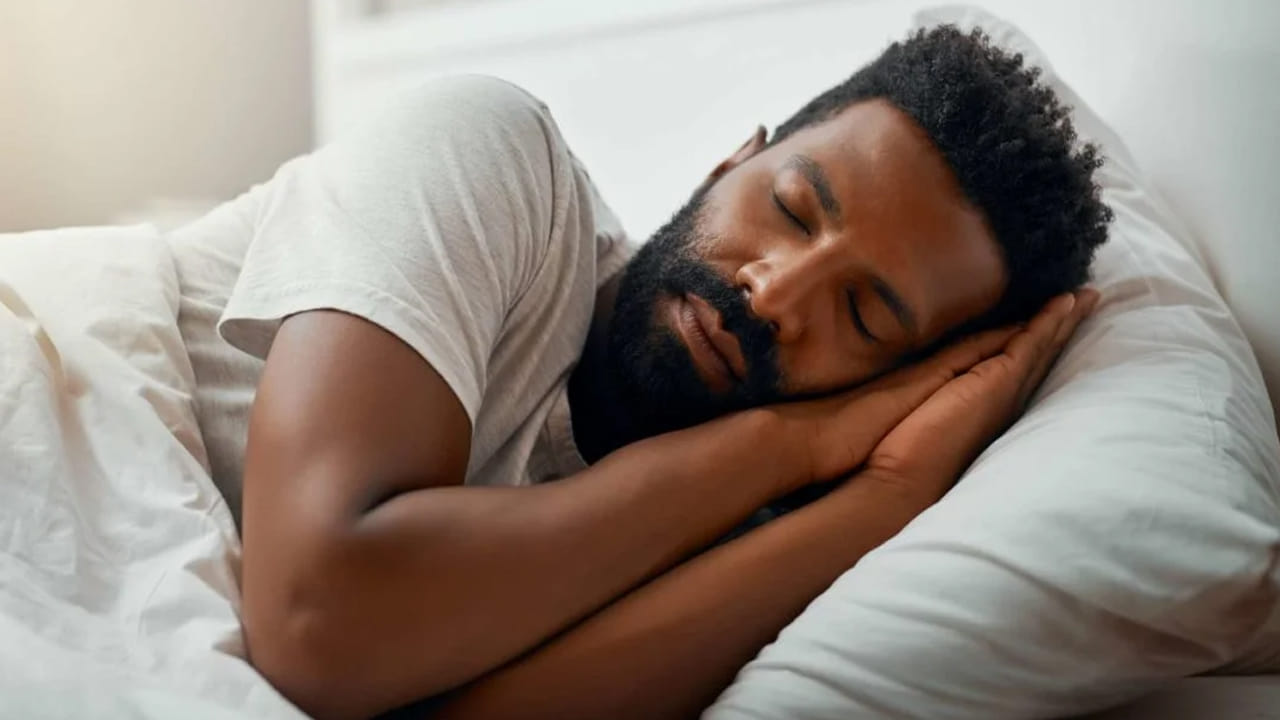 వాస్తవానికి కొంతమంది ఉదయాన్నే బ్రేక్‌ఫాస్టు చేయరు. ఒకేసారి మధ్యాహ్నం పూట భోజనం చేసేస్తుంటారు. అయితే ఇది అసలు మంచి అలవాటు కాదని..  మానుకోవాలని వైద్యనిపుణులు చెబుతున్నారు. ఇలా చేస్తే భవిష్యత్తులో పలు రోగాలు తలెత్తుతాయని, ఉదయం టిఫిన్ గట్టిగా తిని..మధ్యాహ్నం పూట, రాత్రి భోజనం తగ్గించాలని చెబుతున్నారు. అలాగే నిద్ర కూడా 7 నుంచి 8 గంటలు ఉండేలా చూసుకోవాలని చెబుతున్నారు.
