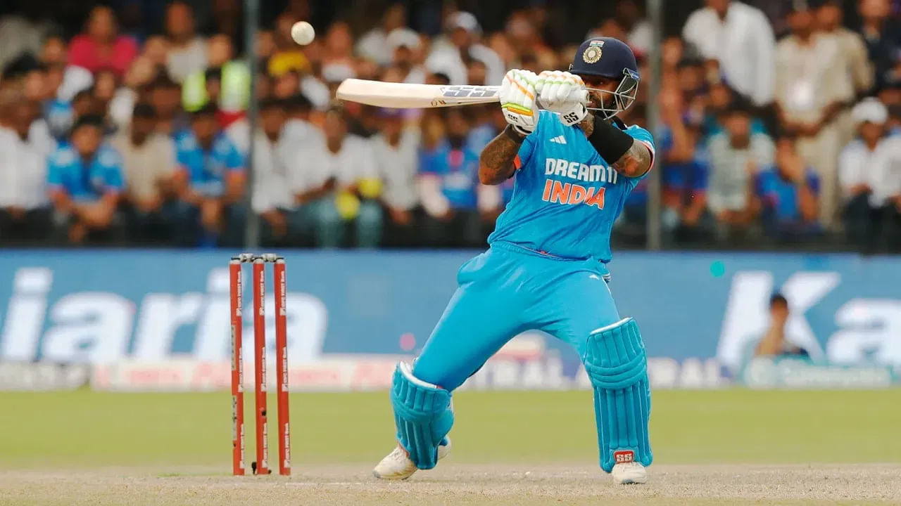 ముఖ్యంగా కెమరూన్ గ్రీన్ వేసిన 44వ ఓవర్లో సూర్యకుమార్ యాదవ్ బ్యాక్ టు బ్యాక్ 4 సిక్సర్లు బాదాడు. అంతే కాకుండా కేవలం 24 బంతుల్లోనే హాఫ్ సెంచరీ పూర్తి చేశాడు.