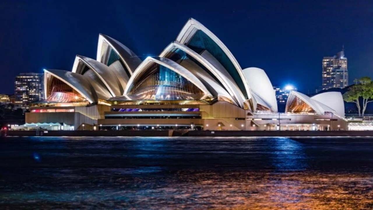 సిడ్నీకి చేరుకోవడానికి అత్యంత సాధారణ, సులభమైన మార్గం విమాన మార్గం. సిడ్నీ కింగ్స్‌ఫోర్డ్ స్మిత్ అంతర్జాతీయ విమానాశ్రయం. ఇది ఆస్ట్రేలియాలోని ప్రధాన అంతర్జాతీయ విమానాశ్రయాలలో ఒకటి.