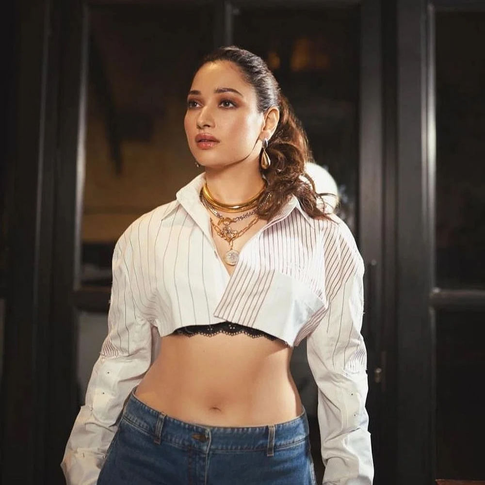 Tamannaah Bhatia: తక్కువ సమయంలో ఎక్కువ గుర్తింపు సంపాదించుకున్న హీరోయిన్ దివ్యభారతి. 1990స్ జనరేషన్‌కు ఆమె రేంజ్ తెలుస్తుంది. చాలా తక్కువ టైమ్‌లో అప్పటి స్టార్‌ హీరోలందరితోనూ నటించి అసలైన పాన్ ఇండియన్ స్టార్ అనిపించుకుంటున్నారు దివ్య భారతి. అయితే 19 ఏళ్ల వయసులోనే 1993లో అనుమానాస్పద రీతిలో కన్నుమూసారీమే. ఈమె జీవితం ఆధారంగా బాంద్రా అనే సినిమా వస్తుంది. అందులో దివ్యభారతి పాత్రలో తమన్నా నటిస్తుందనే ప్రచారం జరుగుతుంది. 