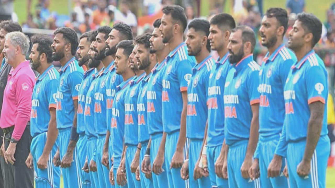 Team India Announced: బీసీసీఐ సెలక్షన్ కమిటీ ఈ రోజు అంటే మంగళవారం మధ్యాహ్నం ఐసీసీ క్రికెట్ ప్రపంచ కప్ 2023 కోసం టీమ్ ఇండియాను ప్రకటించింది. ఐసీసీ క్రికెట్ ప్రపంచ కప్‌ను భారతదేశం 5 అక్టోబర్ 2023 నుంచి 19 నవంబర్ 2023 వరకు నిర్వహిస్తుంది. 2023 ప్రపంచకప్‌లో టీమిండియా తన తొలి మ్యాచ్‌ను అక్టోబర్ 8న ఆస్ట్రేలియాతో ఆడనుంది. అక్టోబర్ 5 నుంచి ప్రారంభం కానున్న ఐసీసీ వన్డే ప్రపంచ కప్ కోసం అజిత్ అగార్కర్ నేతృత్వంలోని బీసీసీఐ సెలక్షన్ కమిటీ తొలిసారిగా ఒక భయంకరమైన బ్యాట్స్‌మెన్‌కి అకస్మాత్తుగా అవకాశం కల్పించింది. 