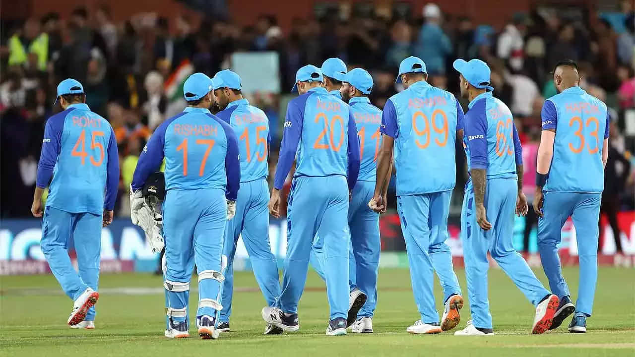 Asia Cup 2023: భారత్, పాక్ మ్యాచ్ అంటేనే ఉత్కంఠకు కేరాఫ్ అడ్రస్. అయితే, ఇటీవల కాలంలో భారత బ్యాటర్లకు లెఫ్ట్ ఆర్మ్ బౌలర్లు పీడకలగా మారారు. భారత క్రికెట్ చరిత్రలో సునీల్ గవాస్కర్, సచిన్ టెండూల్కర్, రాహుల్ ద్రవిడ్ మరెందరో దిగ్గజ బ్యాట్స్మెన్లు ఉన్నారు. అయితే, ఇటీవలి సంవత్సరాలలో భారత బ్యాటర్లు ఎడమచేతి వాటం సీమర్లను ఎదుర్కోవడంలో ఇబ్బందులు పడుతున్నారు. ఈ జాబితా భారత క్రికెట్ జట్టుకు గణనీయమైన సవాళ్లను విసురుతోంది. ఈ లిస్టులో ఏడుగురు లెఫ్ట్ ఆర్మ్ సీమర్లు ఇప్పటి వరకు టీమిండియా బ్యాటర్లను ముప్పు తిప్పలు పెట్టారు. వారు ఎవరో ఇప్పుడు తెలుసుకుందాం..