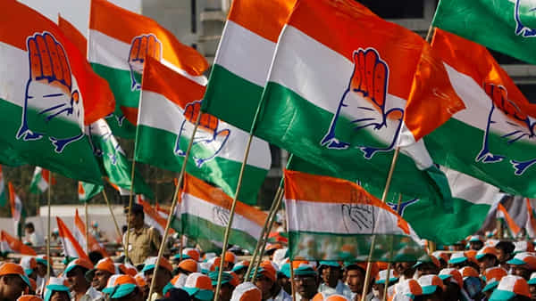 Telangana: కాంగ్రెస్ నాయకుల మధ్య టికెట్ వార్.. ఇద్దరు నేతల ప్రచారంతో క్యాడర్లో అయోమయం.. పార్టీ అధిష్టానికి తలనొప్పిగా..