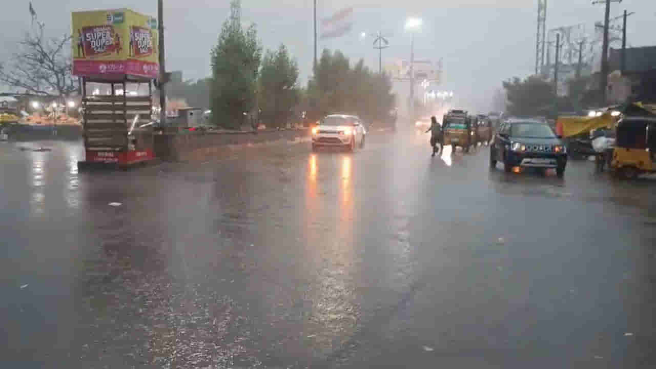 TS Rains: ‘కమ్ముకొచ్చిన కారుమబ్బులు.. ముసురుకొన్న చిమ్మ చీకట్లు’ పట్టపగలే రోడ్లపై లైట్లతో ప్రయాణం