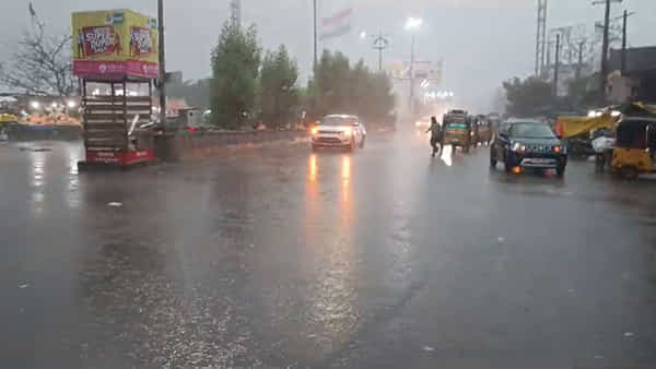 TS Rains: ‘కమ్ముకొచ్చిన కారుమబ్బులు.. ముసురుకొన్న చిమ్మ చీకట్లు’ పట్టపగలే రోడ్లపై లైట్లతో ప్రయాణం