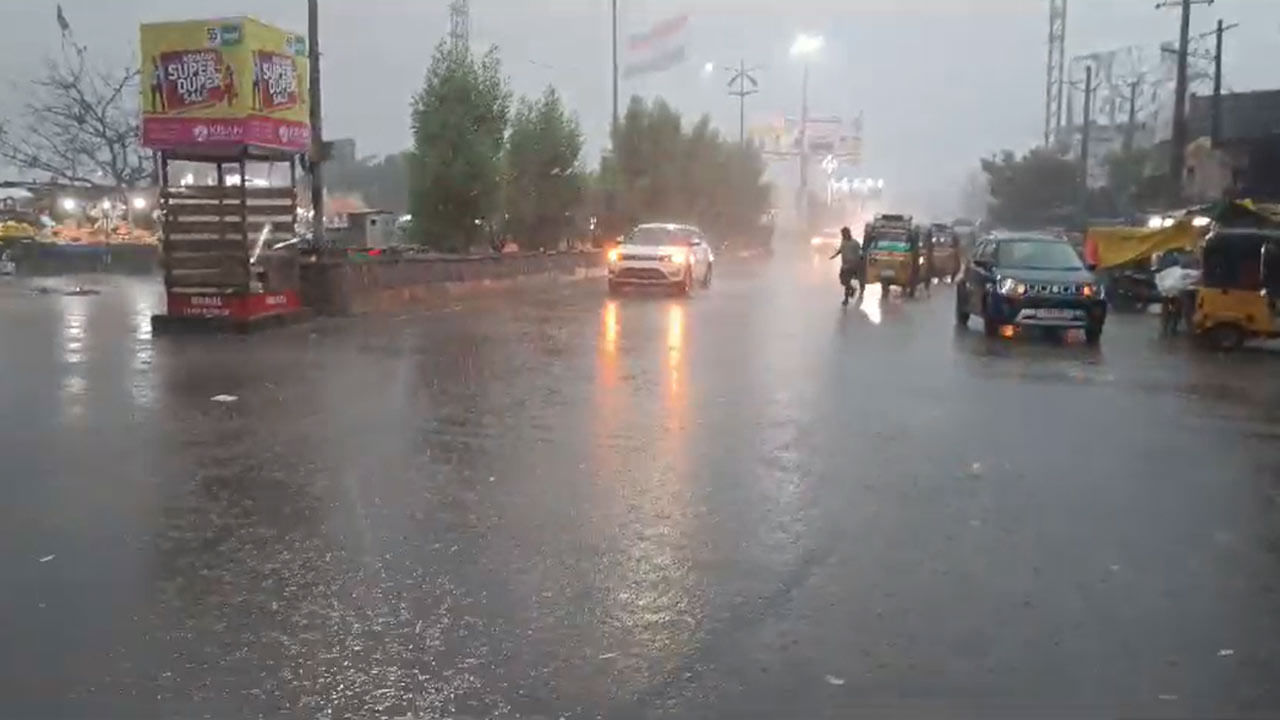 TS Rains: ‘కమ్ముకొచ్చిన కారుమబ్బులు.. ముసురుకొన్న చిమ్మ చీకట్లు’ పట్టపగలే రోడ్లపై లైట్లతో ప్రయాణం