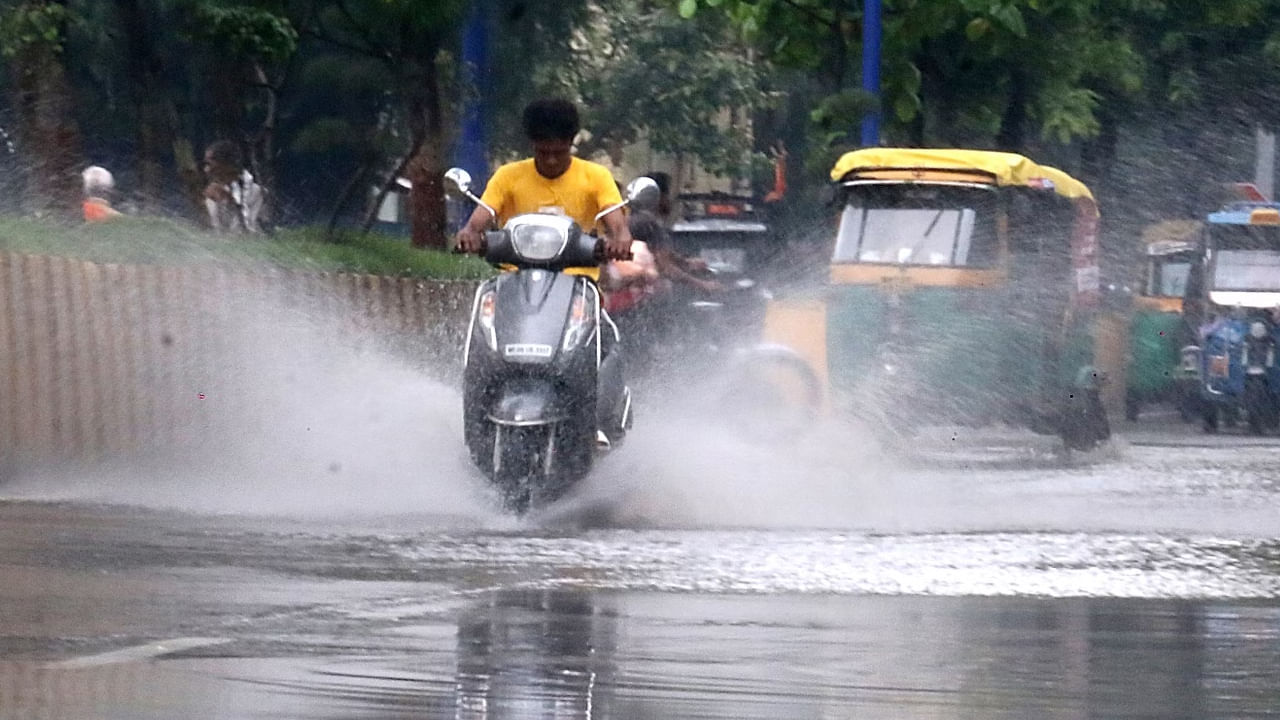 వర్షాకాలంలో సైతం ఎండలతో అల్లాడుతున్న తెలంగాణ రాష్ట్ర ప్రజలకు వాతావరణశాఖ శుభవార్త చెప్పింది. రానున్న మూడు రోజులు అంటే సెప్టెంబర్‌ 3 నుంచి 5 వరకు రాష్ట్రవ్యాప్తంగా పలు జిల్లాల్లో ఓ మోస్తరు నుంచి భారీ వర్షాలు కురుస్తాయని వాతావరణ కేంద్రం వెల్లడించింది. 