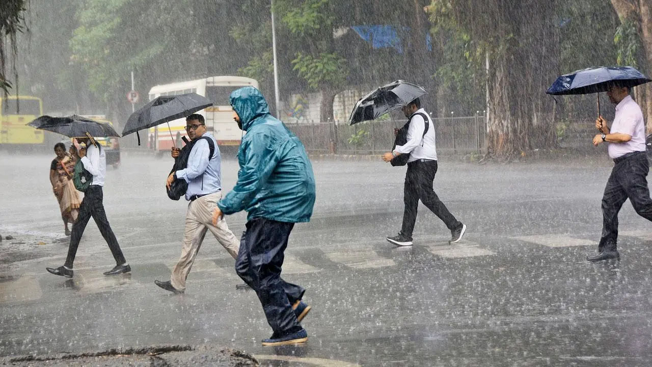 తెలుగు రాష్ట్రాలకు మరోసారి ఎల్లో అలెర్ట్ ఇచ్చింది వాతావరణ శాఖ. మరో నాలుగు రోజులు పాటు భారీ వర్షాలు కురుస్తాయని తెలిపింది. ఏపీలోని 18 జిల్లాలకు, అలాగే తెలంగాణలోని 6 జిల్లాలకు వార్నింగ్ ఇచ్చింది. లోతట్టు ప్రాంతాల ప్రజలు అప్రమత్తంగా ఉండాలని సూచించింది. హైదరాబాద్‌లో మోస్తరు వర్షాలు కురవనుండగా.. అకస్మాత్తుగా అక్కడక్కడ కుంభవృష్టి కురిసే ఛాన్స్ ఉందని వాతావరణ శాఖ తెలిపింది. 