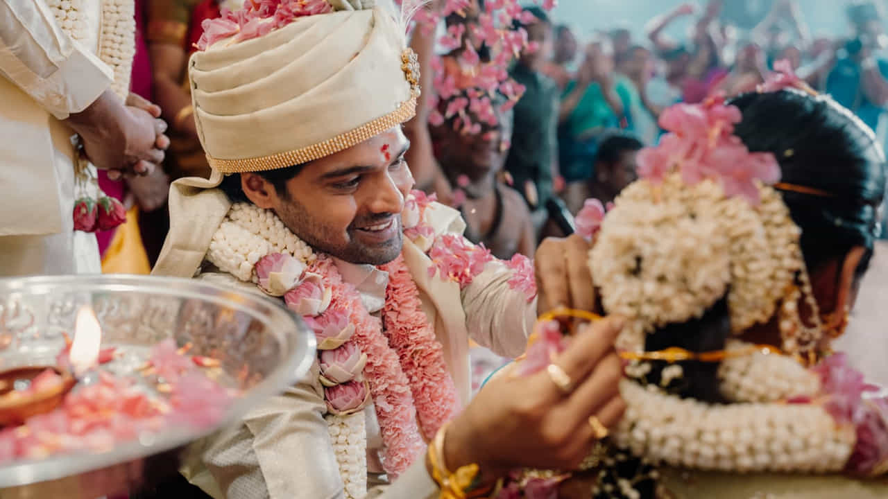 ప్రస్తుతం త్రిగుణ్- నివేదిత పెళ్లి వేడుకకు సంబంధించిన ఫొటోలు సోషల్ మీడియాలో వైరలవుతున్నాయి. పలువురు సినీ ప్రముఖులు, అభిమానులు, నెటిజన్లు కొత్త జంటకు శుభాకాంక్షలు తెలుపుతున్నారు.