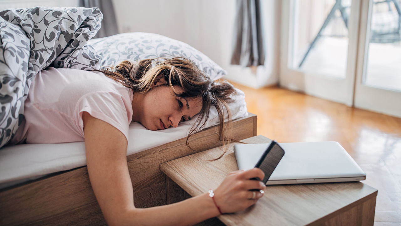 అలసట: జీర్ణవ్యవస్థపై పెరిగిన భారం కారణంగా ఆహారం జీర్ణం కాదు. ఆహారం జీర్ణం కాకుంటే శరీర భాగాలను శక్తి లభించక వెంటనే మీరు అలసట, నీరసం వంటి సమస్యలతో బాధపడతారు. 