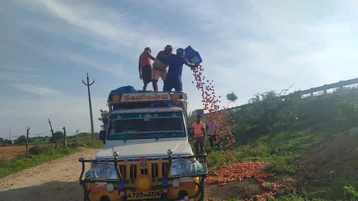 AP News: మొన్న కిలో రూ.200.. ఇవాళ క్వింటాల్ రూ.200.. కన్నీరు పెడుతున్న టమాట రైతు AP News: మొన్న కిలో రూ.200.. ఇవాళ క్వింటాల్ రూ.200.. కన్నీరు పెడుతున్న టమాట రైతు