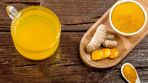 Turmeric Water : ఉదయాన్నే ఖాళీ కడుపుతో గోరువెచ్చని పసుపు నీరు తాగితే... ఎన్ని ఆరోగ్య ప్రయోజనాలున్నాయో తెలుసా?