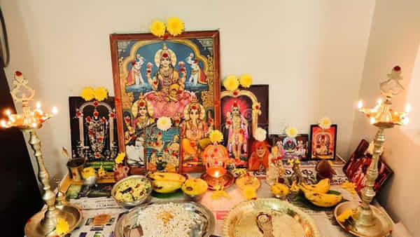 Vastu Tips: ఇంట్లో ఆర్థిక సంక్షోభమా..? పూజ గదిలో ఈ 6 వస్తువులు ఉంటే లక్ష్మీకటాక్షం ఖాయం..