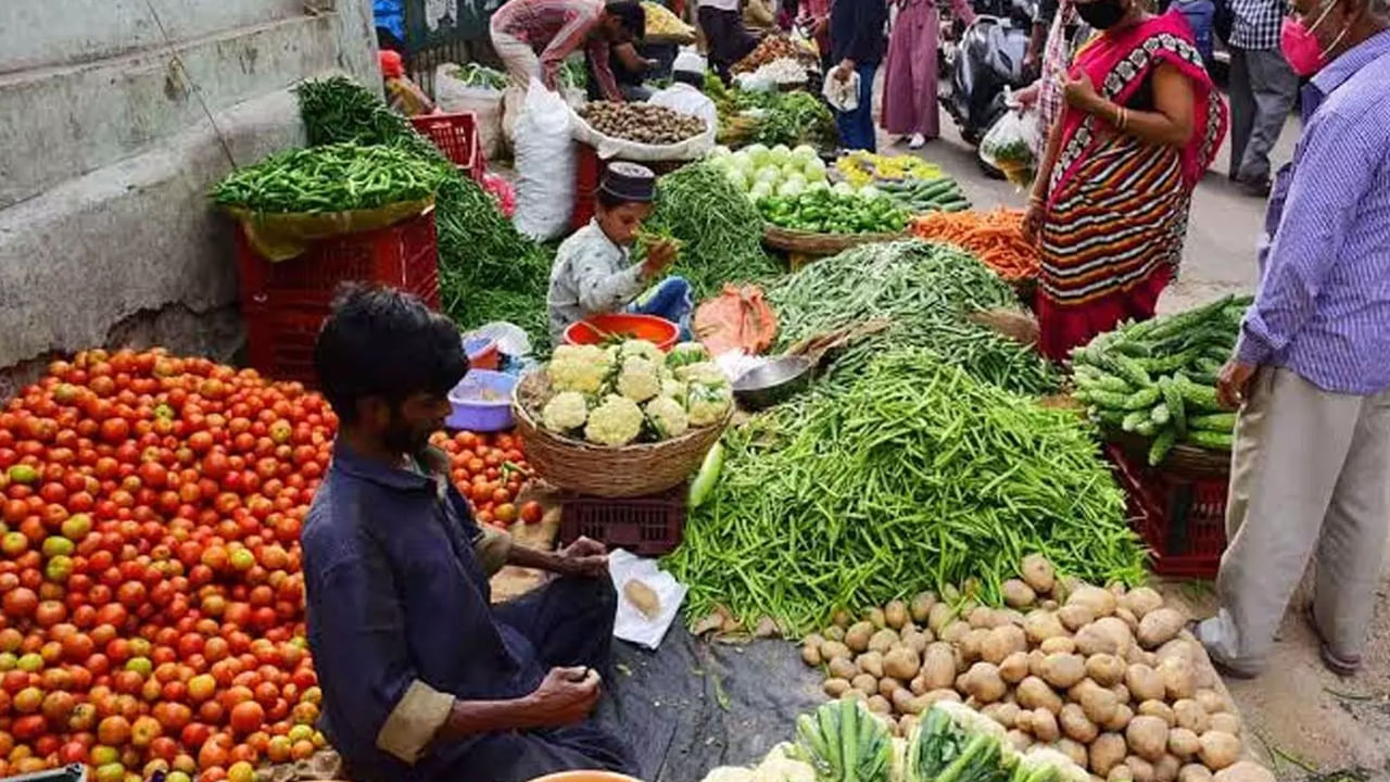 Vegetabele Prices: కొనలేం.. తినలేం.. కొండెక్కిన కూరగాయలు.. ఏదీ పట్టుకున్నా రూ. 100 పైమాటే.!