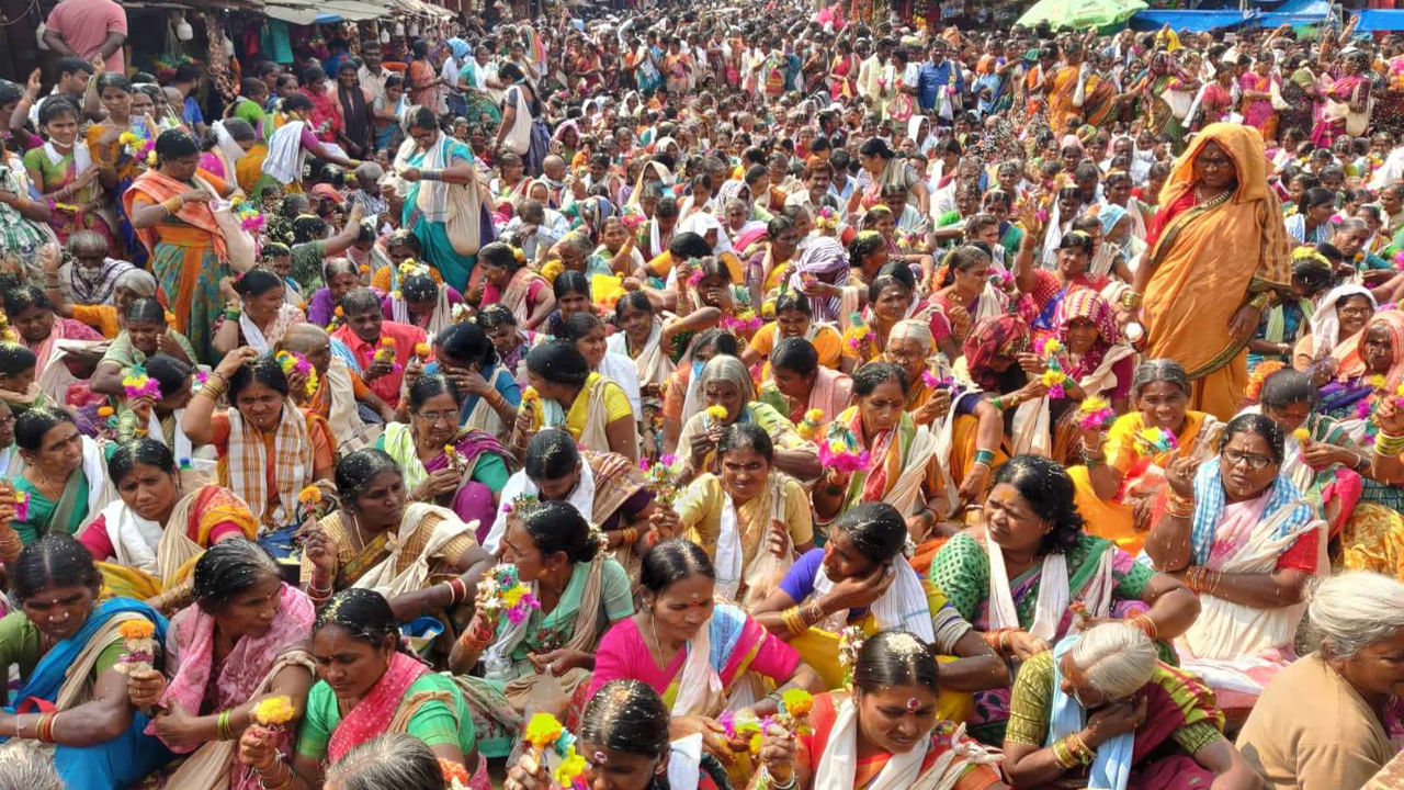 కరీంనగర్ జిల్లా కొత్తపల్లికి చెందిన ఓ యువకుడు వయస్సు 22... అందరూ లాగానే పాఠశాలకు వెళ్లాడు. డిగ్రీ వరకు చదువుకున్నాడు. పదేళ్ల క్రితం ఇతనికి దేవుడు కలలో కనబడటంతో పాటు.. అనారోగ్యానికి గురి కావడంతో.. శివపార్వతిగా మారిపోయారు. ఇప్పుడు పూర్తిగా అమ్మవారి అవతారంలోనే కనబడుతున్నాడు. ఇంట్లో ప్రత్యేక పూజలు చేస్తున్నాడు. వారంలో రెండు సార్లు వేములవాడ వెళ్లి స్వామి వారిని దర్శించుకుంటున్నాడు. 