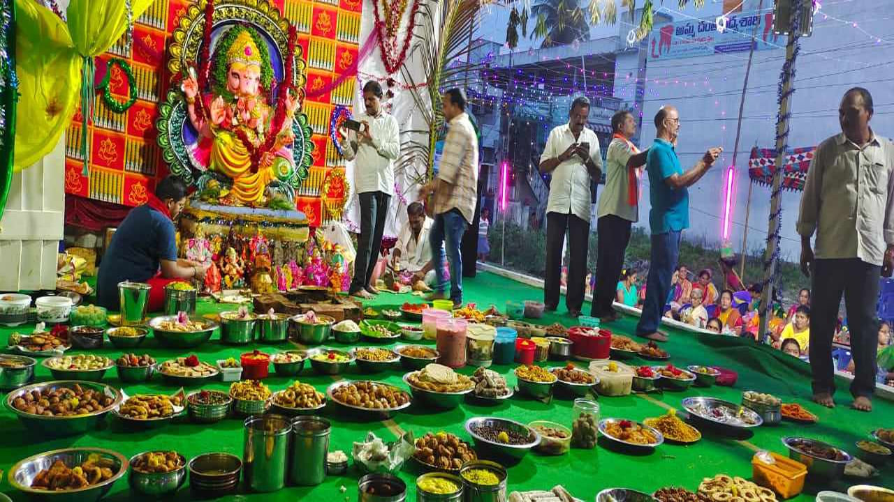 పార్వతీపురం మన్యం జిల్లా పాలకొండ లోని ఆంజనేయ నగర్ లో గణేష్ ఉత్సవాల్లో భాగంగా శుక్రవారం వినాయకుడికి ప్రసాదాలతో  ముంచెత్తారు కాలనీ వాసులు. ఒకటి కాదు రెండు కాదు ఏకంగా 108 రకాల ప్రసాదాలను సమర్పించి తమ భక్తి భావాన్ని చాటుకున్నారు.