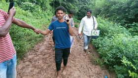 మారని గిరిజనుల తలరాత.. మహిళకు పురిటి నొప్పులు.. తప్పని డోలీ మోత మారని గిరిజనుల తలరాత.. మహిళకు పురిటి నొప్పులు.. తప్పని డోలీ మోత