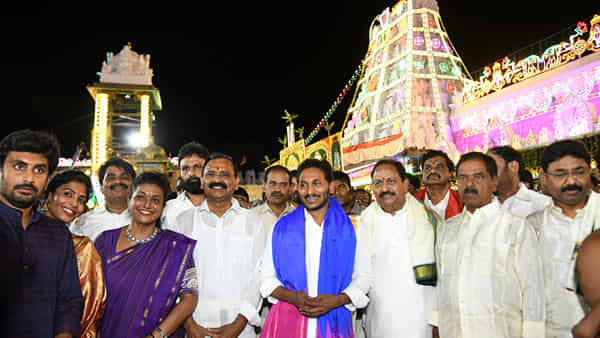YS Jagan in Tirumala: స్వామివారికి పట్టు వస్త్రాలు సమర్పించిన సీఎం వైఎస్ జగన్.. వైభవంగా తిరుమల బ్రహ్మోత్సవాలు