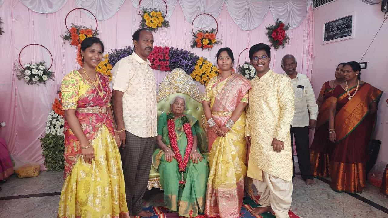 పశ్చిమగోదావరి జిల్లా పెనుగొండ మండలం సిద్ధాంతం గ్రామానికి చెందిన కంచర్ల వెంకట రత్నమ్మ అనే వృద్ధురాలు 101 సంవత్సరాలు పూర్తి చేసుకుని 102 వ సంవత్సరంలోకి అడుగుపెట్టింది. ఆ శతాధిక వృద్ధురాలి జన్మదిన వేడుకలను కుటుంబ సభ్యులు తమ తర తరాలకు గుర్తుండిపోయేలా నిర్వహించారు. 
