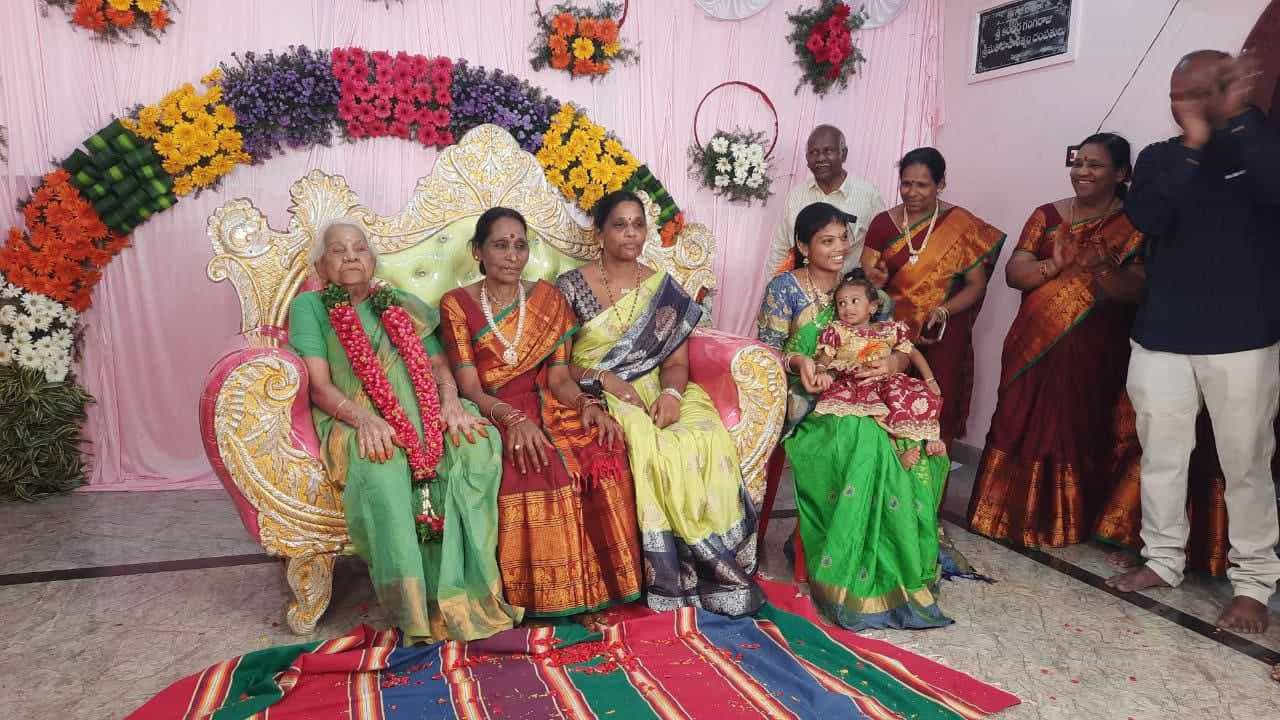 జన్మదిన వేడుకలలో వృద్ధురాలి కూతుర్లు, అల్లుళ్లు, వారికి జన్మించిన సంతానమైన మనువళ్లు, మనువరాళ్లు, అదేవిధంగా వారికి పుట్టిన సంతానమైన ముని మనవాళ్లు ముని మనుమరాళ్లు ఇలా మొత్తం కలిపి ఆరు తరాలకు చెందిన 72 మంది ఈ వేడుకలో పాల్గొన్న. ఆ వంశ వృక్షమంతా ఒకే వేదికపై కనిపించి సందడి చేశారు. 