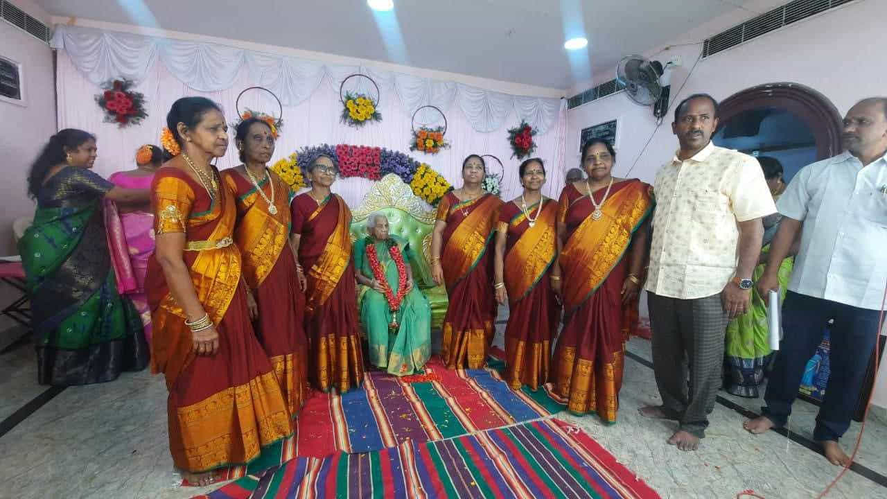 ఈ కార్యక్రమానికి తమ బంధువులను సైతం పిలిచి జన్మదిన వేడుకలలో వారిని కూడా భాగస్వాములు చేశారు. దాంతోపాటు ప్రస్తుత సమాజానికి ఓ మంచి మెసేజ్ ఇచ్చారు. నేటి సమాజంలో తమ బిడ్డలు తల్లిదండ్రులపై తీవ్ర వివక్ష చూపుతున్నారని, తల్లిదండ్రులు తమ బిడ్డలకు కనిపించే ప్రత్యక్ష దైవాలని, 
