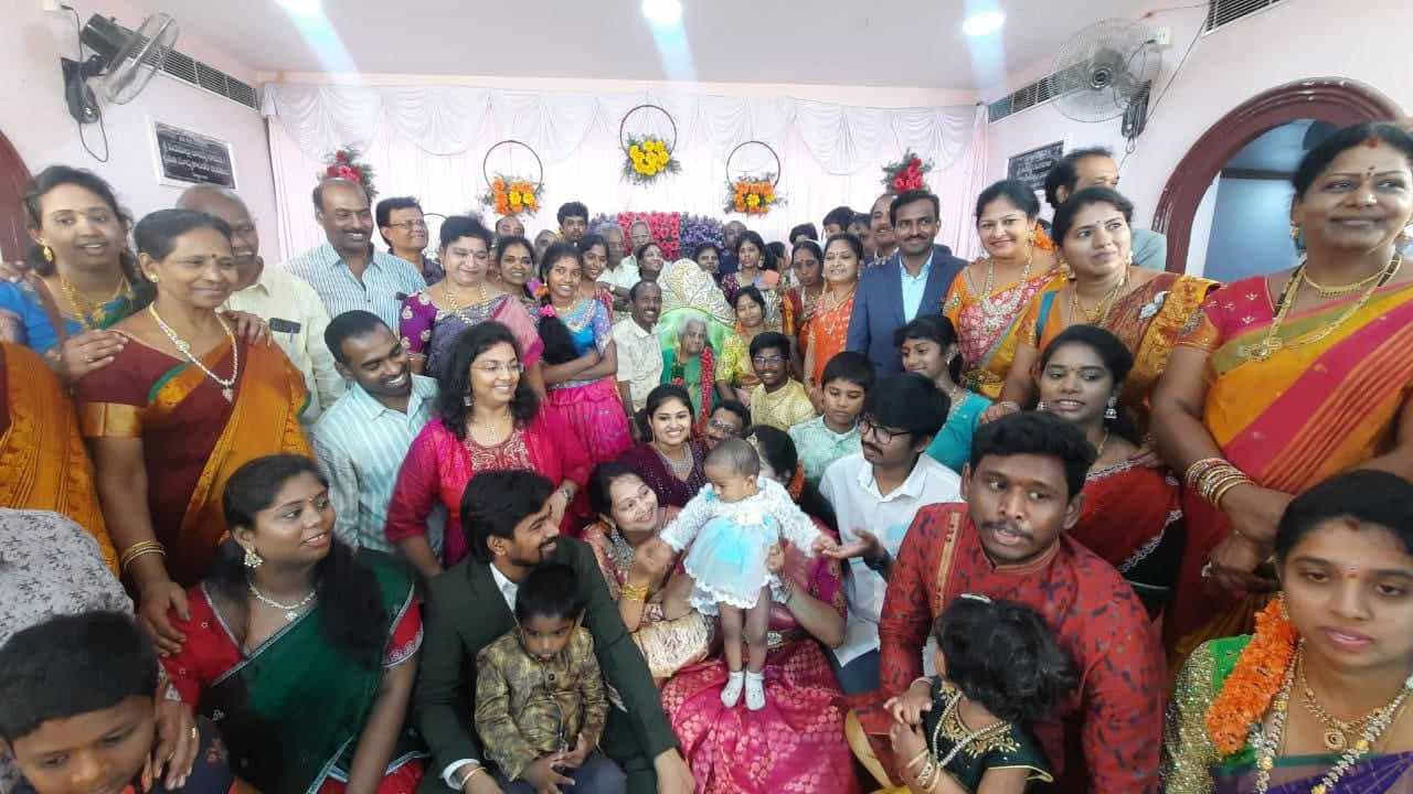 ఎన్నో ఆశలతో వృద్ధాప్యంలో అడుగిడిన తల్లిదండ్రులను తమ బిడ్డలు వారిపై  ప్రేమ, వాత్సల్యాలు చూపకుండా వృద్ధాశ్రమాల్లో జాయిన్ చేస్తూ ఏదో గెస్ట్లుగా అప్పుడప్పుడు వచ్చి పలకరించి వెళుతున్నారని, అలాంటి వాటిని దృష్టిలో పెట్టుకుని ప్రతి ఒక్కరు తల్లిదండ్రుల పట్ల అంకిత భావంతో వారిని వృద్ధాప్యంలో కంటికి రెప్పలా చూసుకోవాలని