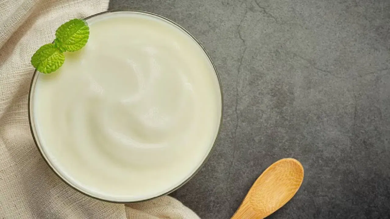 ఎముకలు స్ట్రాంగ్: పెరుగు తినడం వల్ల గుండె ఆరోగ్యాన్ని మెరుగు పరుచుకోవచ్చు. ఇందులో ఉండే కొవ్వు.. హార్ట్ హెల్త్ కి ఎంతో సహాయం చేస్తుంది. అలాగే పెరుగు తినడం వల్ల ఎముకలు, దంతాలు బలంగా, దృఢంగా తయారవుతాయి. 