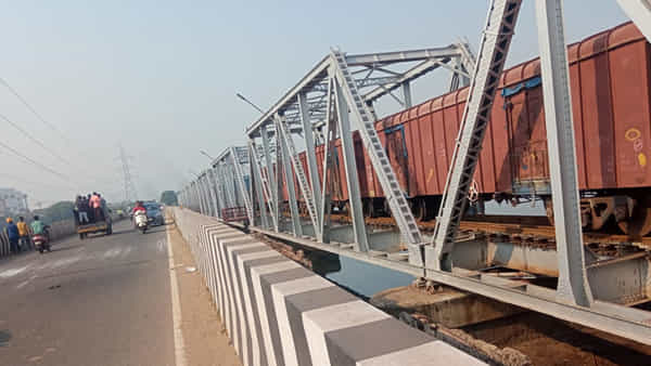 Vizag: వంతెన పైనుంచి నీటిలో పడ్డ ఆటో డ్రైవర్.. ఆ తరువాత..