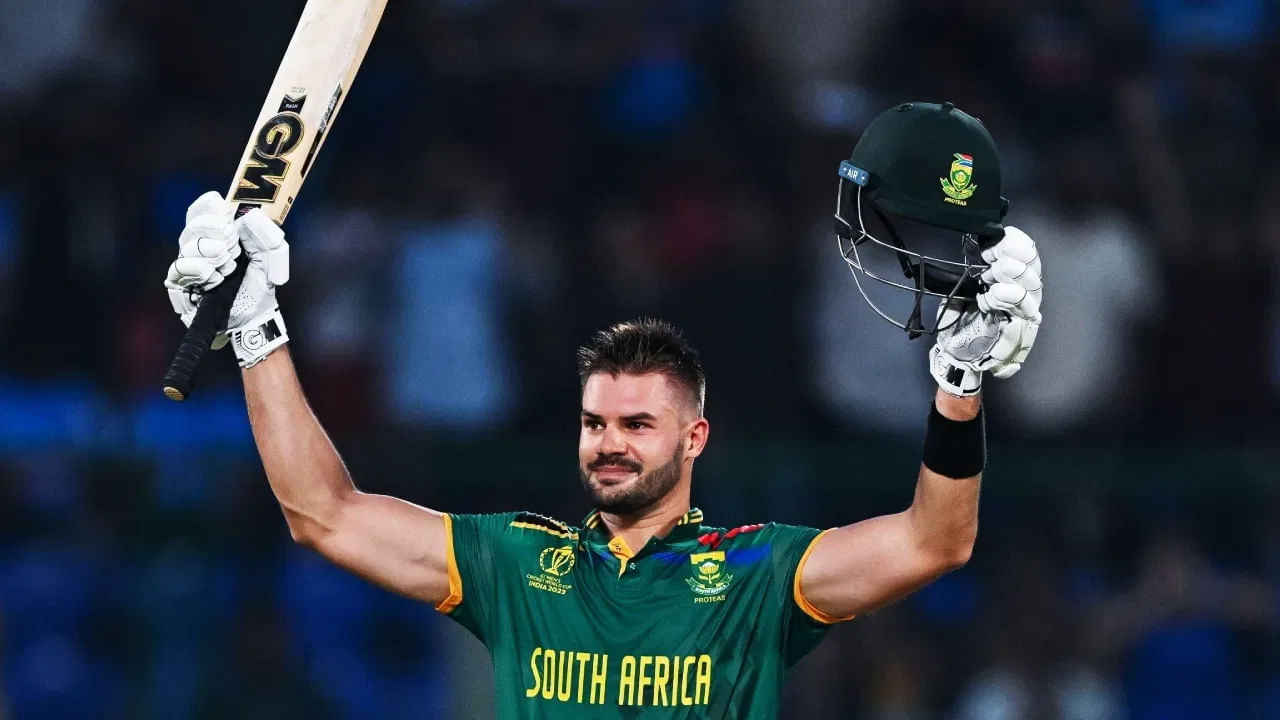 ఈ మ్యాచ్‌లో టాస్ ఓడి తొలుత బ్యాటింగ్ చేసిన క్వింటన్ డి కాక్ (100), రస్సీ వాండర్ డస్సెన్ (108) సెంచరీ చేశారు. దీని తర్వాత రంగంలోకి దిగిన ఐడెన్ మార్క్రమ్ మెరుపు బ్యాటింగ్ ప్రదర్శన కనబరిచాడు.