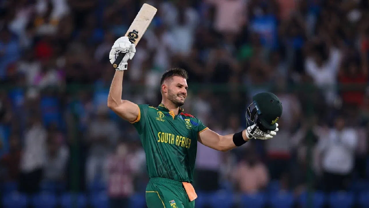 ఆరంభం నుంచి భీకర బ్యాటింగ్ కనబరిచిన ఐడెన్ మార్క్రమ్ కేవలం 49 బంతుల్లోనే 3 సిక్సర్లు, 14 ఫోర్లతో సెంచరీ పూర్తి చేసి, సరికొత్త రికార్డులను తన పేరుతో లిఖించాడు.