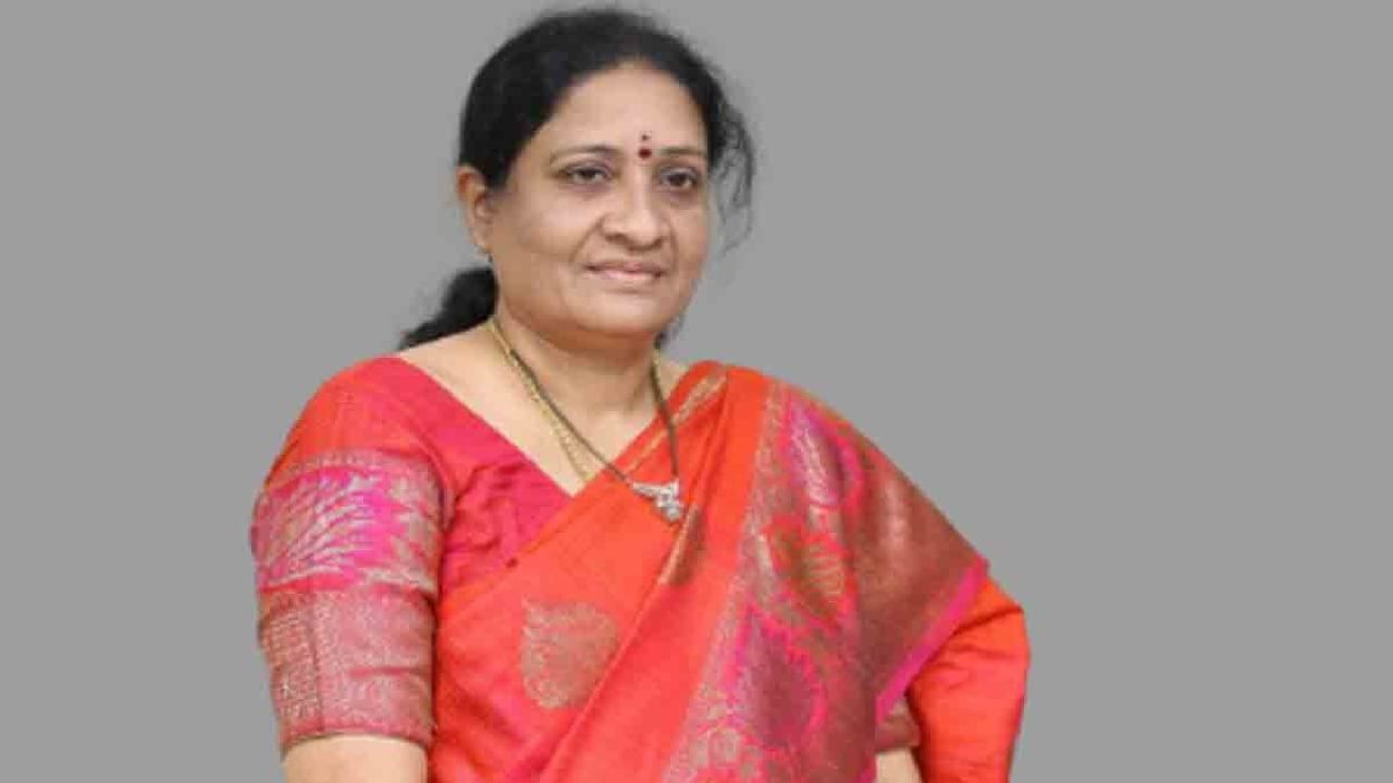 Akula Lalitha: బీఆర్ఎస్ కు మహిళార్థికాభివృద్ధి కార్పొరేషన్‌ ఛైర్మన్‌ రాజీనామా