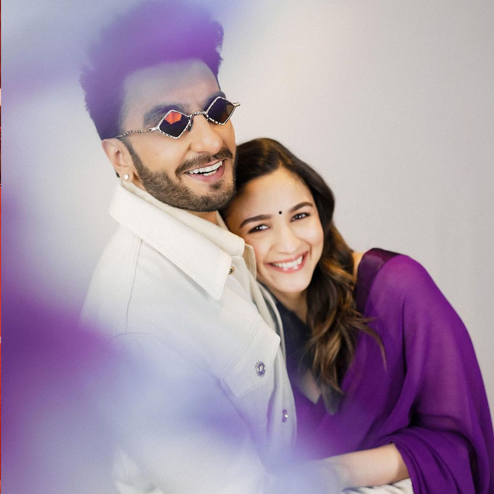 ఎక్కడో సాయి పల్లవి లాంటి ఒకరిద్దరికి మాత్రమే స్కిన్ షో చేయకపోయినా నడుస్తుంది. ఈ క్రమంలోనే పెళ్లైన హీరోయిన్లు కూడా ఛాన్సుల కోసం రెచ్చిపోక తప్పట్లేదు. అలియా భట్‌నే తీసుకోండి.. పెళ్లికి ముందు ఈ భామ హద్దులే లేకుండా రెచ్చిపోయారు.