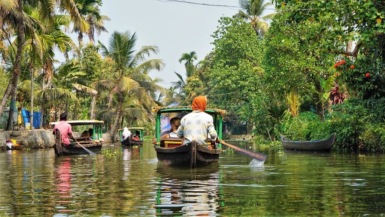 అలెప్పి.. మీరు కనుక మెట్రోపాలిటన్ రణగొణధ్వనులకు దూరంగా ఉండాలనుకుంటే ఒక్క రోజు పర్యటనకు కేరళలోని ఈ ప్రాంతం బెస్ట్ అని చెప్పొచ్చు. అలెప్పిని "ఇండియాస్ వెన్నిస్" అని పిలుస్తారు, ఇది కేరళలో అత్యంత ఇష్టపడే పర్యాటక ప్రదేశాలలో ఒకటి. ఏడాది పొడవునా సందర్శకులను ఆకర్షిస్తుంది. మీరు కేరళ పశ్చిమ తీరంలో ప్రశాంతంగా విడిది కోసం చూస్తున్నట్లయితే ఇది తప్పక వెళ్లవలసిన ప్రదేశం. 