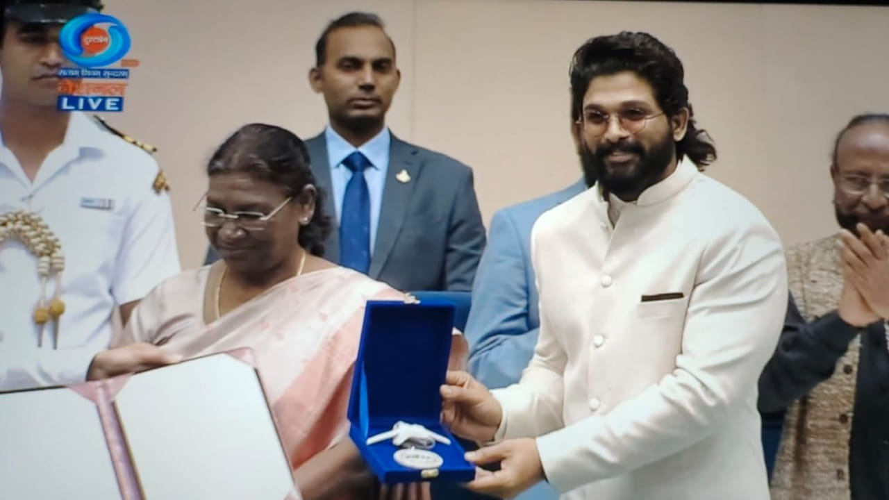 పుష్ప సినిమాకు గానూ ముర్ము చేతుల మీదుగా జాతీయ ఉత్తమ నటుడి పురస్కారం అందుకున్నారు అల్లు అర్జున్. తద్వారా 69 ఏళ్ల జాతీయ సినిమా అవార్డుల చరిత్రలో ఈ ప్రతిష్ఠాత్మక పురస్కారం అందుకున్న తొలి తెలుగు హీరోగా బన్నీ చరిత్ర సృష్టించారు.(Photo Courtesy: DD National)