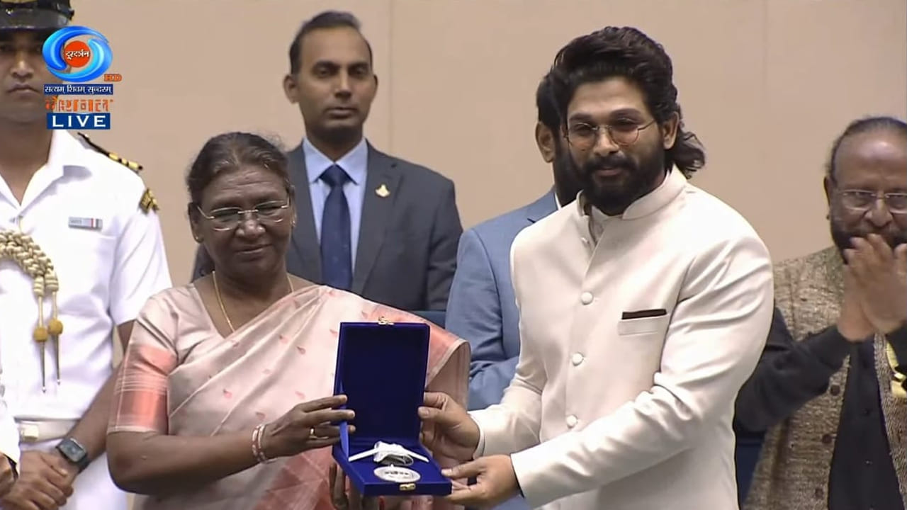 పుష్ప రాజ్ గా సినిమా ఇండస్ట్రీ రికార్డులు తిరగరాసిన అల్లు అర్జున్ మరో ప్రతిష్ఠాత్మక పురస్కారం అందుకున్నారు. పుష్ప సినిమాలో అద్భుత నటనకు గానూ జాతీయ ఉత్తమ నటుడి పురస్కారం అందుకున్నారు. ఈ ఏడాది ఆగస్టులో జాతీయ అవార్డులను ప్రకటించగా తాజాగా ఢిల్లీలోని విజ్ఞాన్ భవన్లో రాష్ట్రపతి ద్రౌపది ముర్ము చేతుల మీదుగా వీటిని ప్రదానం చేశారు. (Photo Courtesy: DD National)