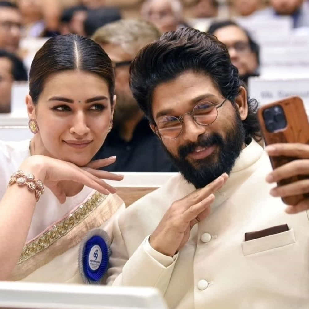 Allu Arjun: అల్లు అర్జున్ పుష్ప 2 షూటింగ్కు రెండు రోజులు బ్రేక్ ఇచ్చి ఢిల్లీ వెళ్లారు. అక్కడే నేషనల్ అవార్డ్ ప్రధానోత్సవానికి హాజరు కానున్నారీయన. ఈ ఏడాది పుష్ప సినిమాలో నటనకు గానూ ఆయన అవార్డ్ అందుకున్నారు. తెలుగులో తొలిసారి నేషనల్ అవార్డ్ అందుకున్న నటుడిగా చరిత్ర సృష్టించారు బన్నీ.