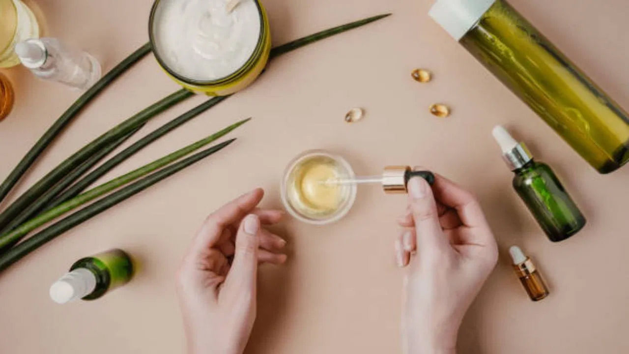 బాదం నూనెలో యాంటీ ఆక్సిడెంట్, విటమిన్ E సమృద్ధిగా ఉంటాయి. ఇది ఆక్సీకరణ ఒత్తిడిని తగ్గించడం ద్వారా వృద్ధాప్య సంకేతాలను దరిచేరనీయదు. అలాగే కాలుష్యం, సూర్యకాంతి, హానికర కిరణాల నుంచి చర్మాన్ని రక్షిస్తుంది. ఈ నూనె మచ్చలు, గాయాల చికిత్సలో కూడా ఉపయోగపడుతుంది.