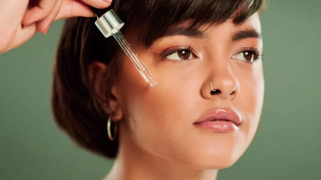 బాదం నూనెలో సూర్య కిరణాల వల్ల డ్యామేజ్ అయిన చర్మాన్ని రక్షిస్తుంది. అందుకే సన్‌స్క్రీన్‌లో కూడా ఈ నూనె ఉంటుంది. చర్మంపై చికాకు ఉన్నట్లయితే, బాదం నూనెను అప్లై చేయడం ద్వారా ఉపశమనం పొందవచ్చు. ఇందులోని యాంటీ ఇన్‌ఫ్లమేటరీ ఫ్యాటీ యాసిడ్‌లు, విటమిన్లు ఎ, ఇ కందిన చర్మానికి ఉపశమనం అందిస్తుంది.