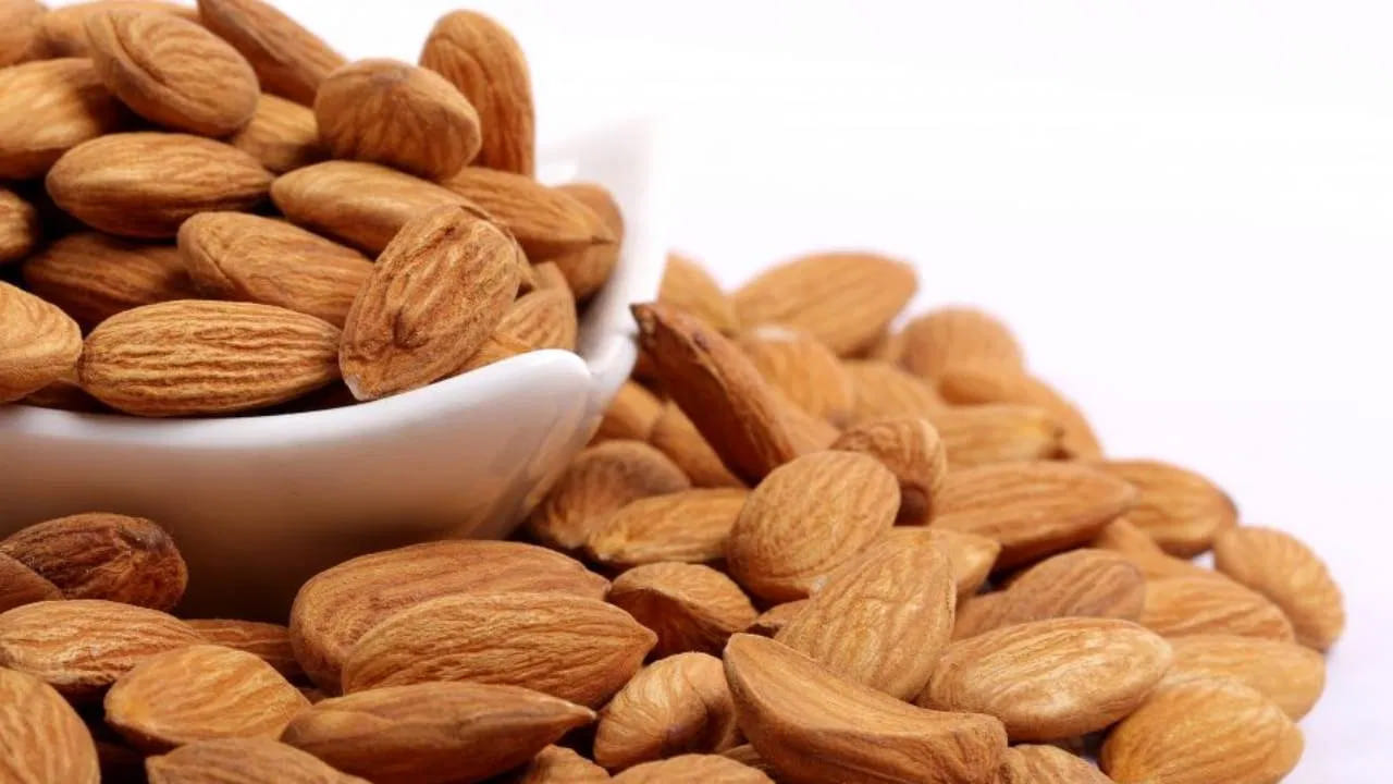 రోజూ గుప్పెడు బాదం తింటే కావాల్సిన శక్తి లభించడమే కాకుండా కడుపు నిండిన భావన కలిగి అధిక సమయం ఆకలి వేయకుండ ఉంటుంది. అయితే వీటిని నేరుగా కాకుండా నానబెట్టి పొట్టు తీసి తింటే పోషకాలు శరీరానికి అందుతాయి.