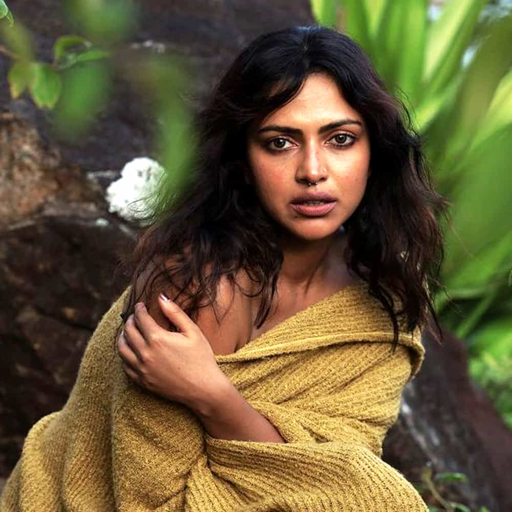 ఆతర్వాత తమిళ్ లో ఎక్కువ సినిమాలు చేసింది. అలాగే లేడీ ఓరియెంటెడ్ సినిమాతో మంచి క్రేజ్ తెచ్చుకుంది. నటనతో పాటు గ్లామర్ పరంగాను ఆకట్టుకుంటుంది.