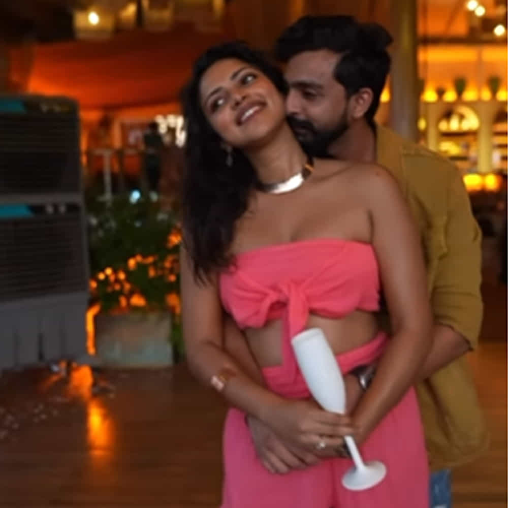 ఇక ఇప్పుడు ఈ చిన్నది సెకండ్ మేరేజ్ కు రెడీ అయ్యింది. తాజాగా సోషల్ మీడియాలో తన ప్రపోజల్ వీడియోను షేర్ చేసింది. ఈవెంట్ మేనేజర్ జగత్ దేశాయ్ తనకు ప్రపోజ్ చేస్తున్న వీడియో వైరల్ అవుతోంది. త్వరలోనే వీరు పెళ్లి చేసుకోబోతున్నారు.