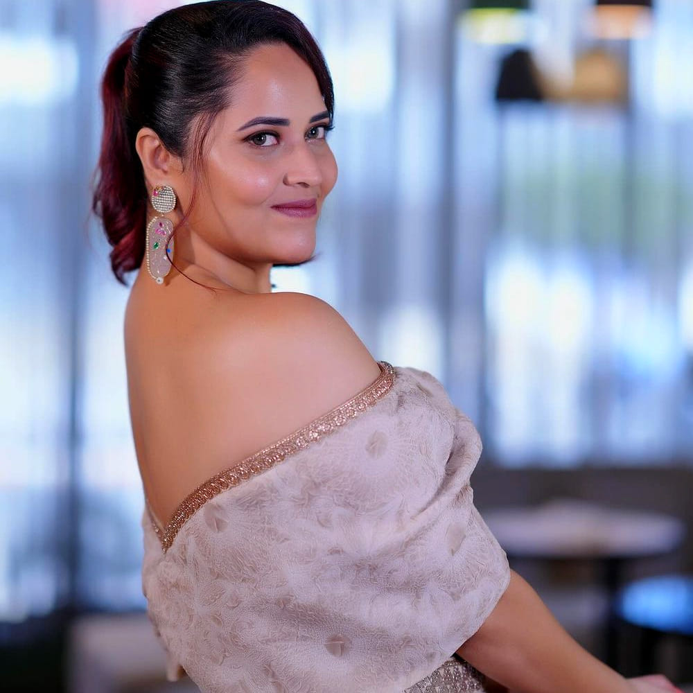 ఇక సోషల్ మీడియాలో అనసూయ ఫోటోలకు ఎంత క్రేజ్ ఉంటుందో ప్రత్యేకంగా చెప్పాల్సిన అవసరం లేదు. అభిమానులు నిరాశపడకుండా ఎప్పటికప్పుడు ఫోటోలు పోస్ట్ చేస్తూ ఉంటుంది. 