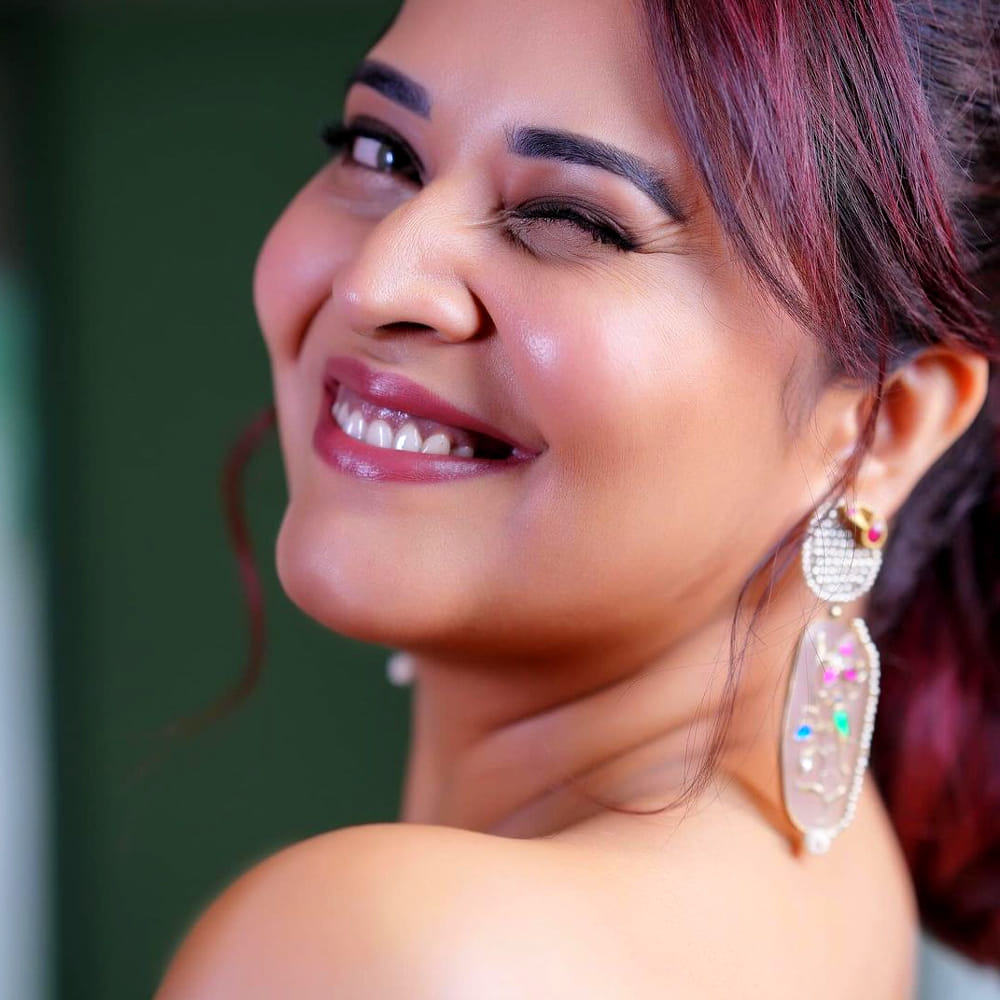 వయసు మీదపడుతున్న కుర్రహీరోయిన్స్ కు పోటీ ఇచ్చేలా అందాలు వడ్డిస్తూ.. ఫోటోషూట్స్ తో ఆకట్టుకుంటూ ఉంటుంది ఈ చిన్నది. తాజాగా ఈ అమ్మడు షేర్ చేసిన ఫోటోలు మత్తెక్కిస్తున్నాయి. 