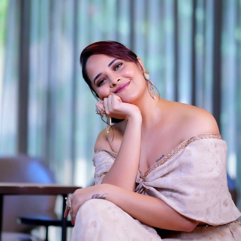 ఇటీవలే ప్రేమ విమానం అనే సినిమాలో నటించింది. తెలుగు సినిమాలతో పాటు తమిళ్ సినిమాల్లోనూ అవకాశాలు అందుకుంటుంది ఈ బ్యూటీ. 