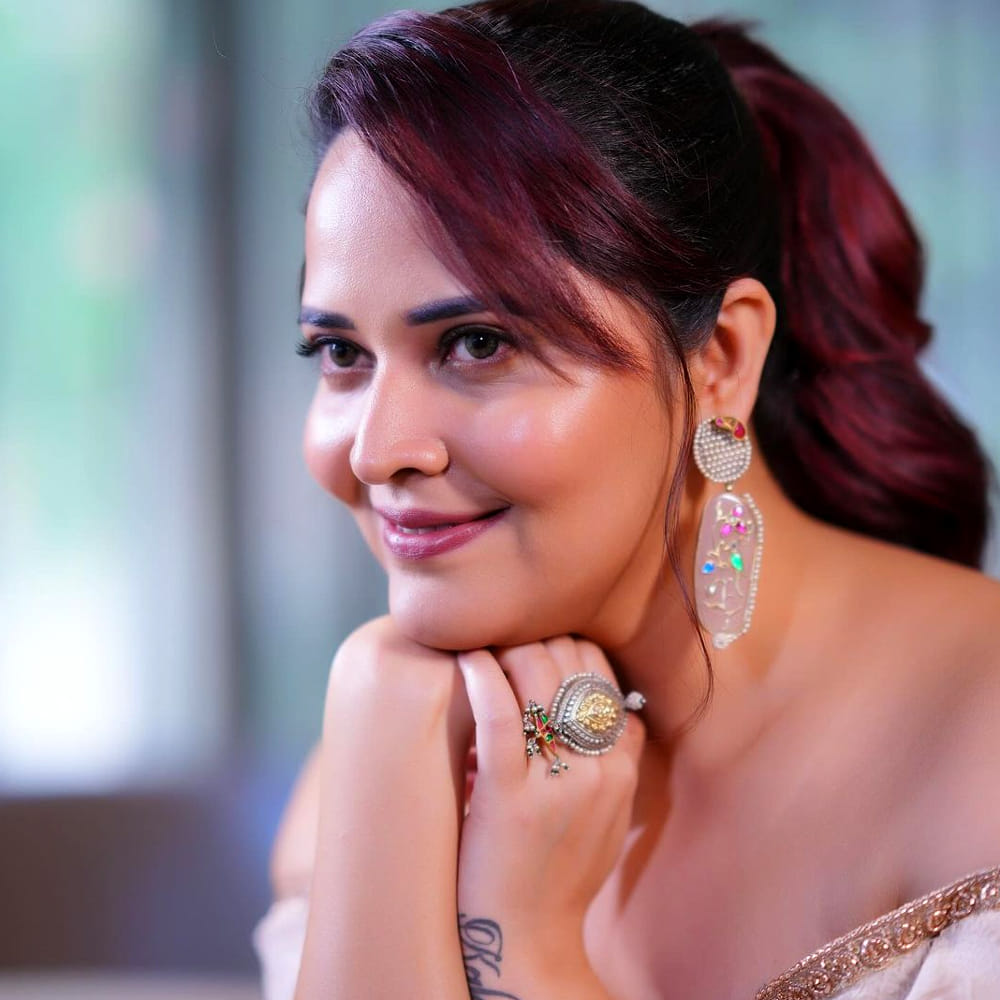 రంగస్థలం సినిమాతో వచ్చిన గుర్తింపుతో ఈ భామ వరుస సినిమాలు చేస్తోంది. ఇప్పటికే చాలా సినిమాల్లో కీలక పాత్రల్లో నటించి ప్రేక్షకులను ఆకట్టుకుంది అనసూయ. 