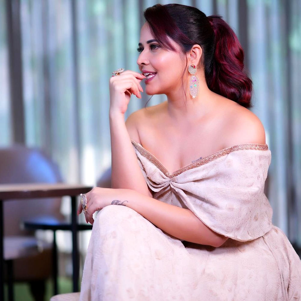 అందాల యాంకరమ్మగా విపరీతమైన క్రేజ్ సొంతం చేసుకుంది అనసూయ. ప్రముఖ ఛానెల్ లో టెలికాస్ట్ అవుతోన్న జబర్దస్త్ అనే కామెడి షో తో అనసూయకు మంచి పాపులారిటీ వచ్చింది. 